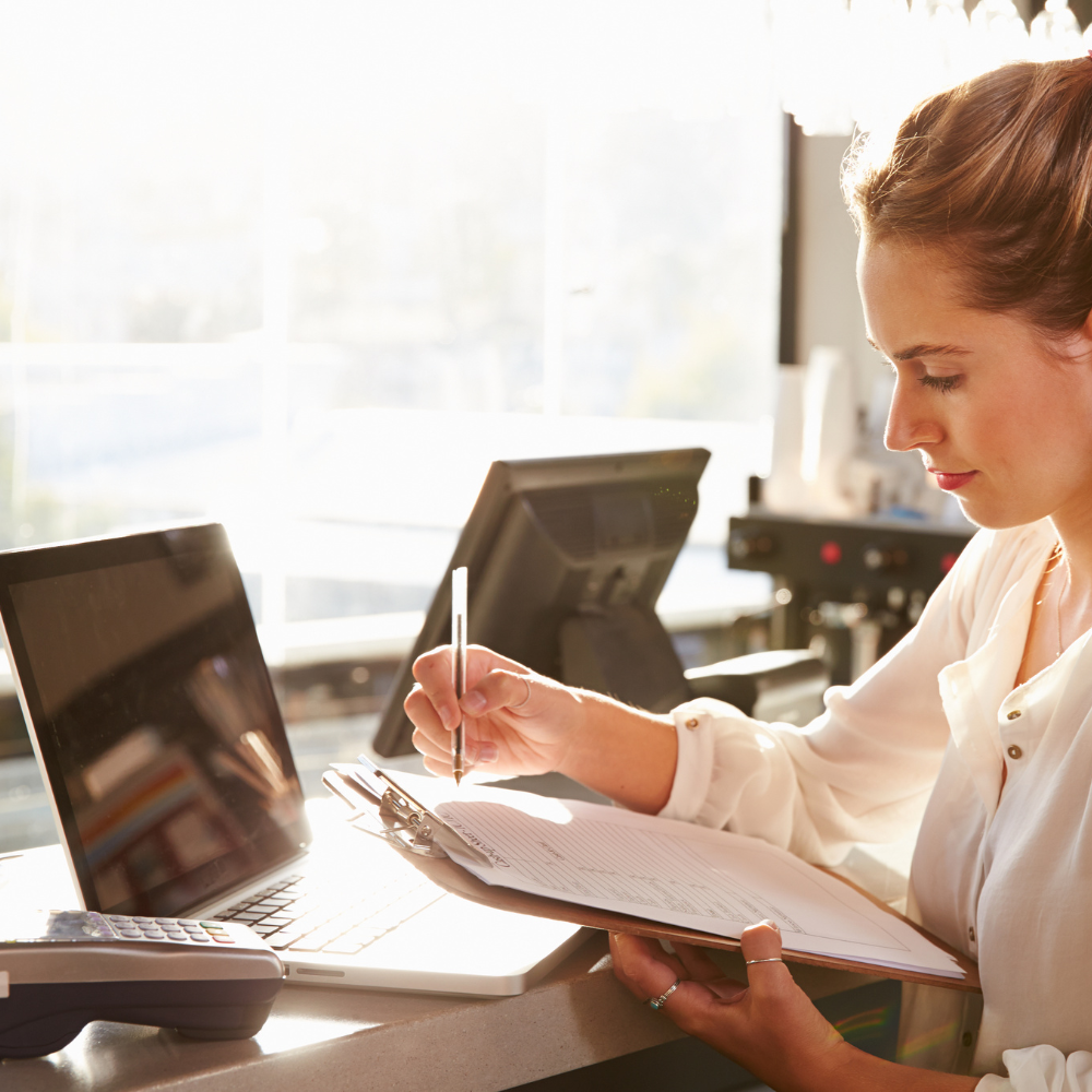 Mitarbeiterin am Arbeitsplatz – Referenz aus Büro und Verwaltung