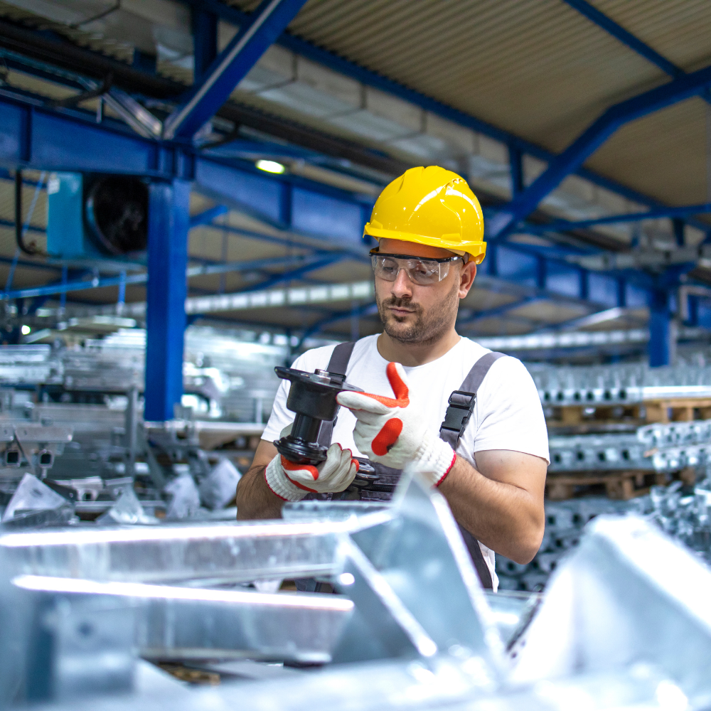 Facharbeiter in einer Produktionshalle – Referenz aus der Fertigung