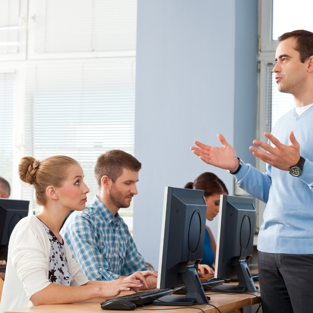 Team an Arbeitsplatzrechnern – Referenz aus IT-Schulung und Anwenderbetreuung