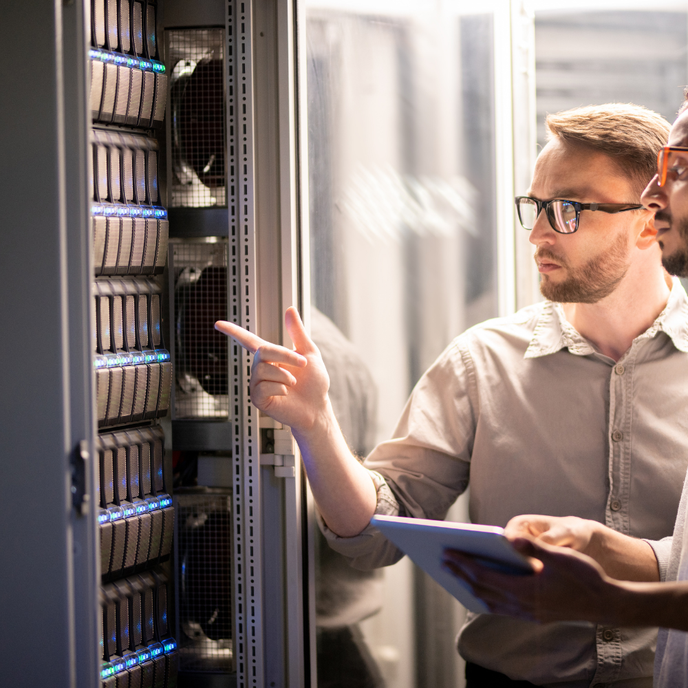 Techniker im Serverraum – Referenz aus dem Rechenzentrumsbetrieb